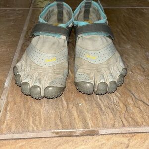 Vibram FiveFingers Women’s Toe Shoes in Light Gray and Aqua Trim